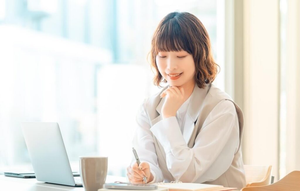 パソコンを開き勉強をしている女性