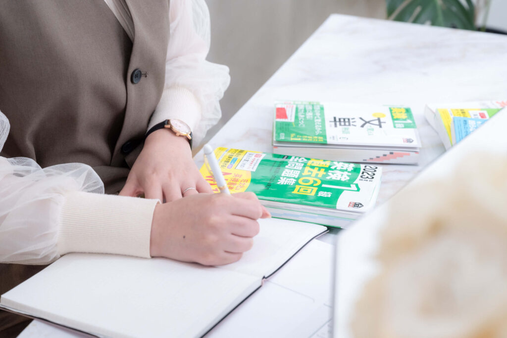 英検の参考書とノートを開き勉強している様子