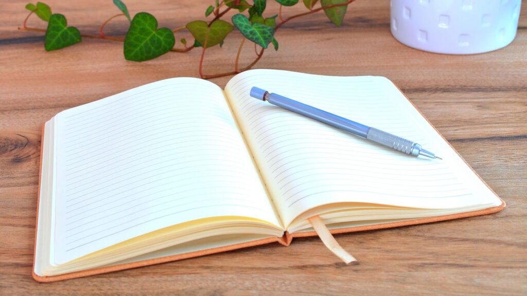 ノートとペンと観葉植物