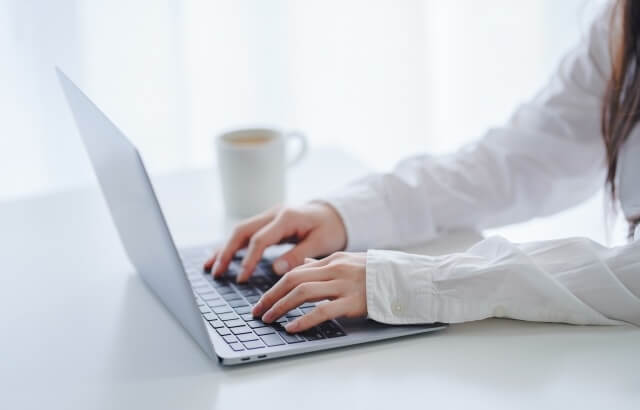 パソコンを操作する手元の写真