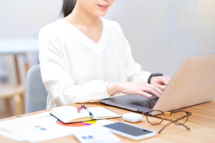 ノートパソコンで作業する女性