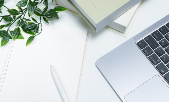 ノートとノートパソコンと本