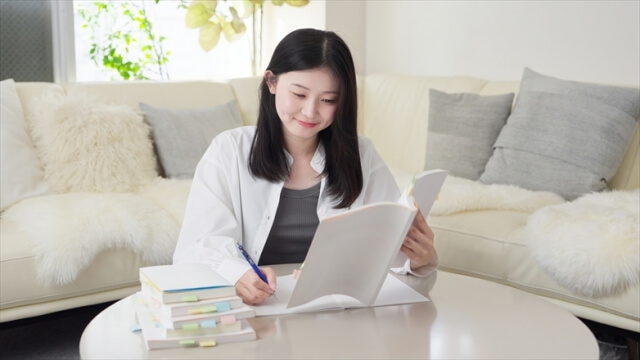 ノートを開いて勉強する女性