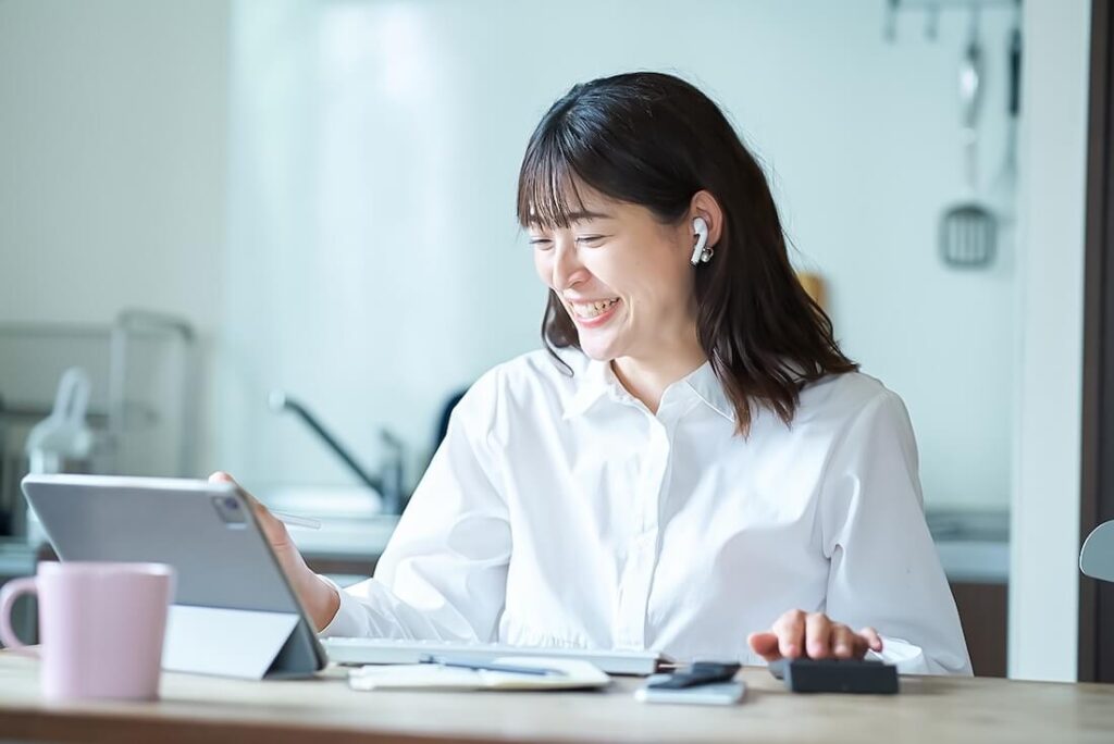オンラインで会話をしている女性の写真