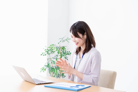 オンラインで会話をしている女性