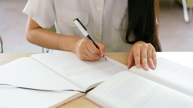 ノートを広げて勉強している女性の手元