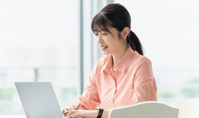 ノートパソコンを開いている女性