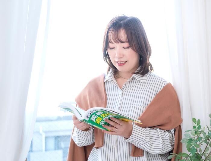 講師saccoが参考書を広げている写真